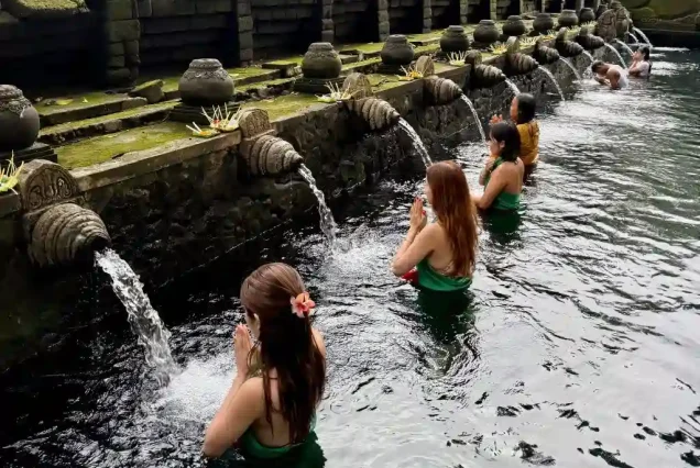 Melukat at Tirta Empul