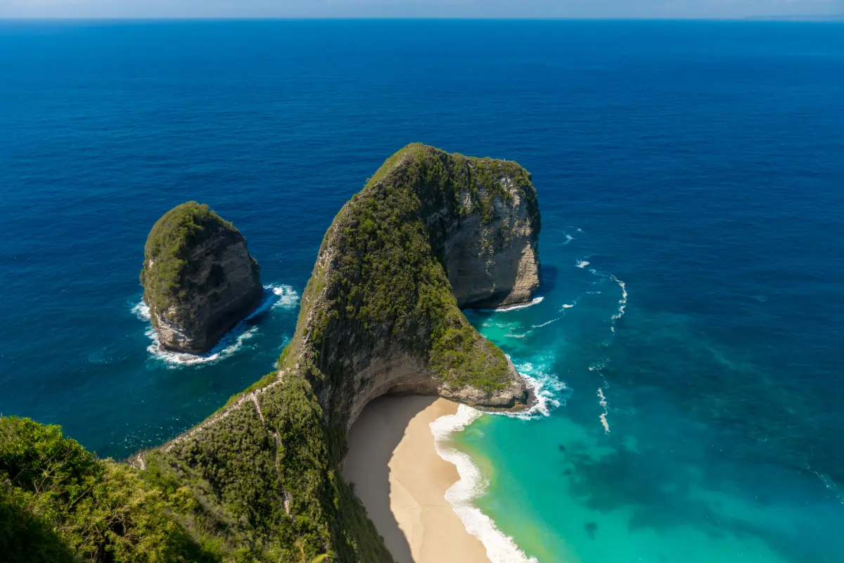 Aerial view of Kelingking Beach in Nusa Penida with turquoise water and dramatic cliffs